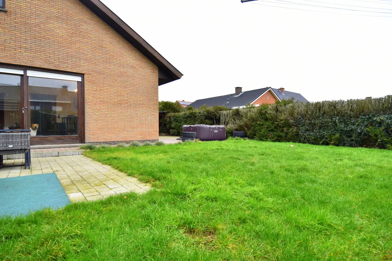 Rustig gelegen gelijkvloerse villa met 3 slaapkamers, dubbele garage en tuin rondom te koop in Ledegem foto 12