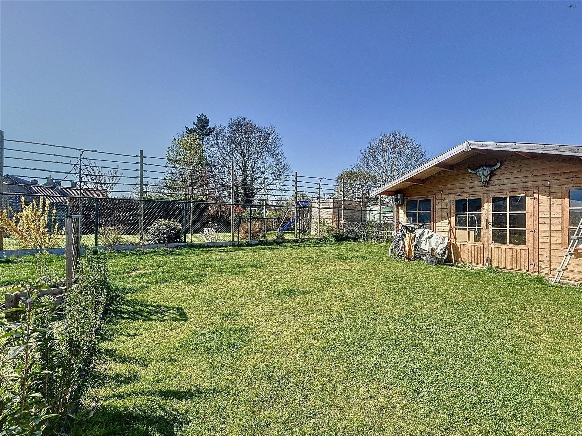 instapklare gezinswoning met 4 slp, aparte studio en 3 badkamers op perceel van 453m²  foto 3