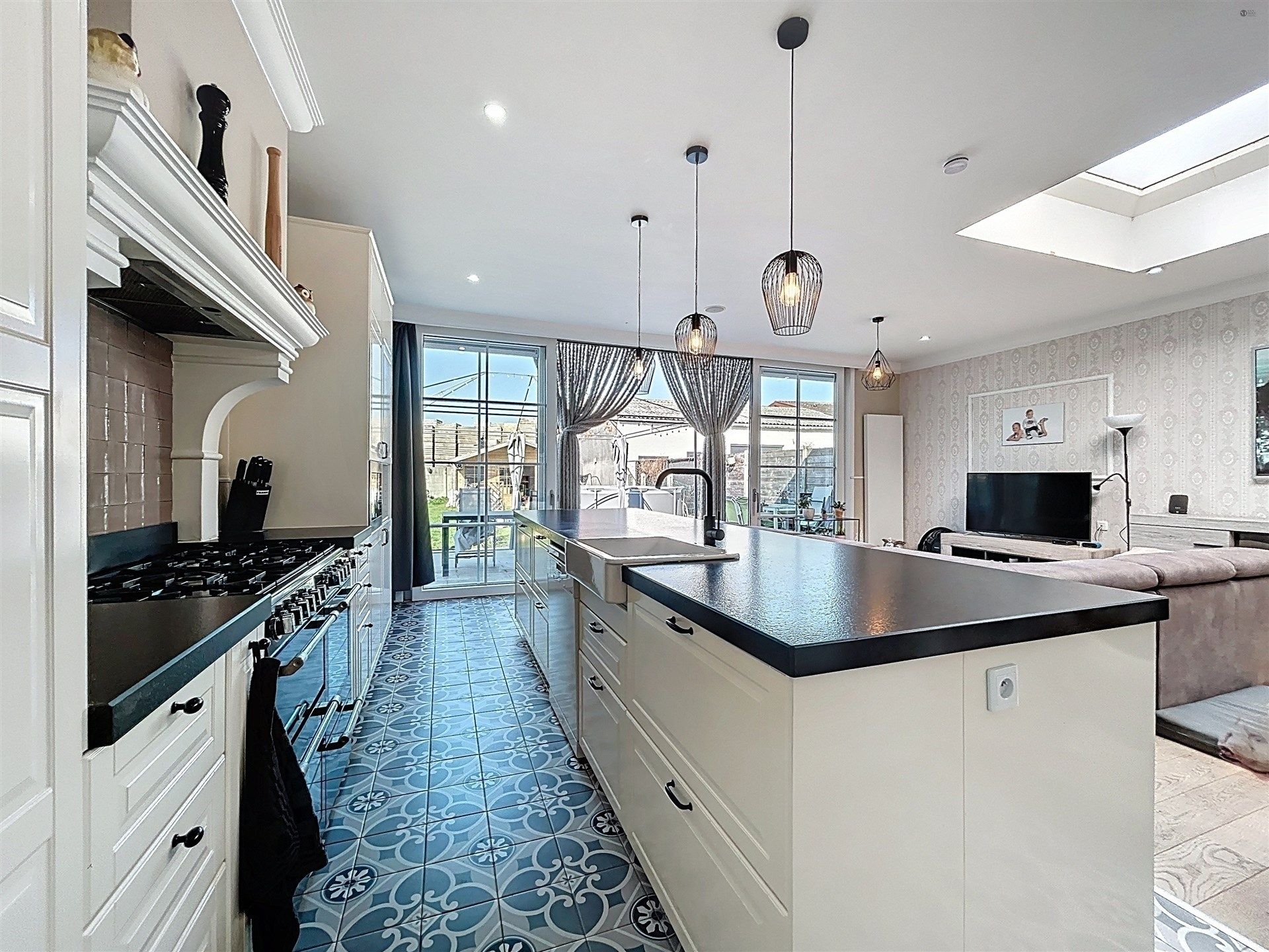 instapklare gezinswoning met 4 slaapkamers, aparte studio en 3 badkamers op perceel van 453m²  foto 3