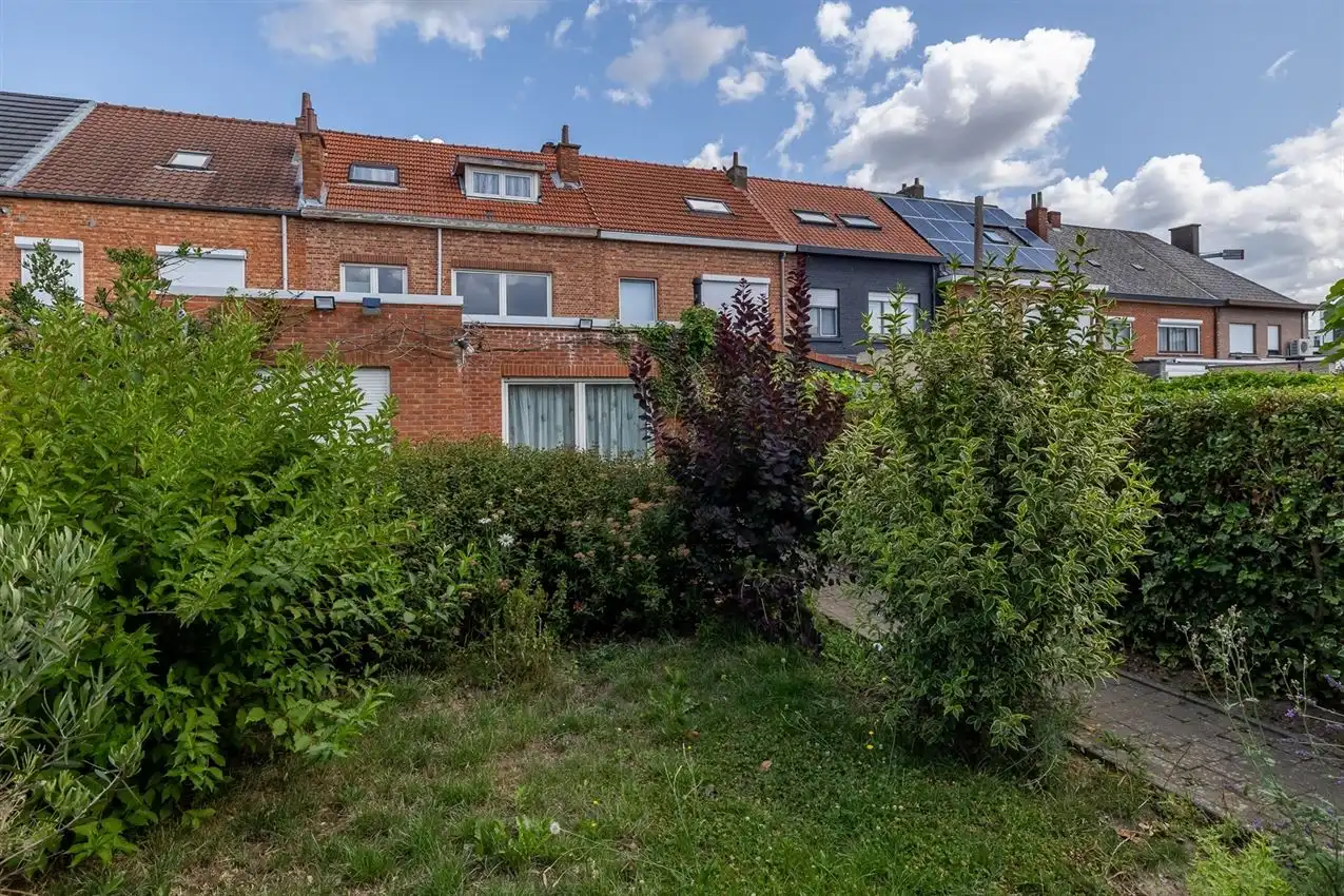 Ruime woning met zuidgerichte tuin en garage in rustige straat nabij centrum. EPC C en 5+ slaapkamers. foto {{pictureIndex}}