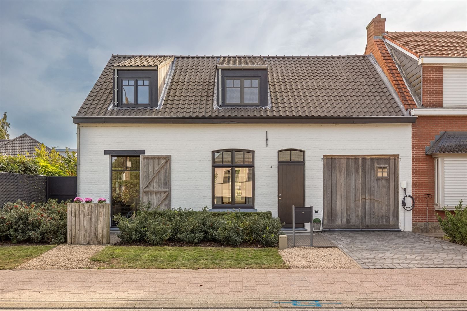 Stijlvolle woning met zwembad op zuidwest perceel.  foto {{pictureIndex}}