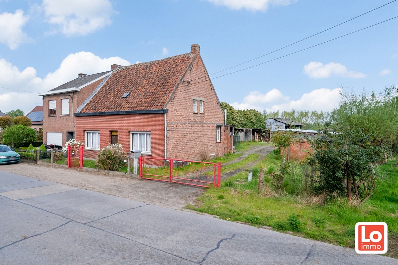Landelijk gelegen halfopen woning met verschillende stallingen op groot perceel grond met open zicht in Zeveneken! foto 2