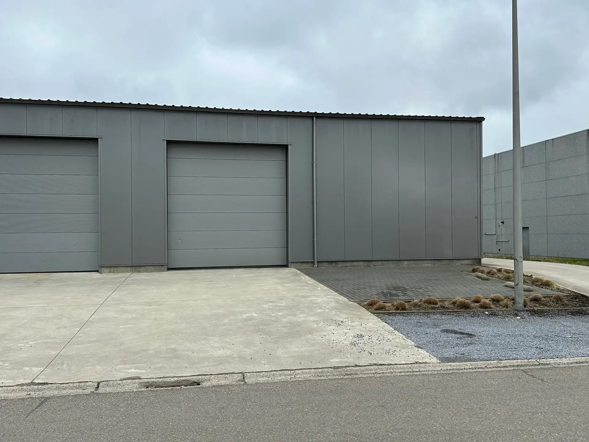 TE HUUR Hasselt - Magazijn (250m²) met bureel & sanitair foto 2