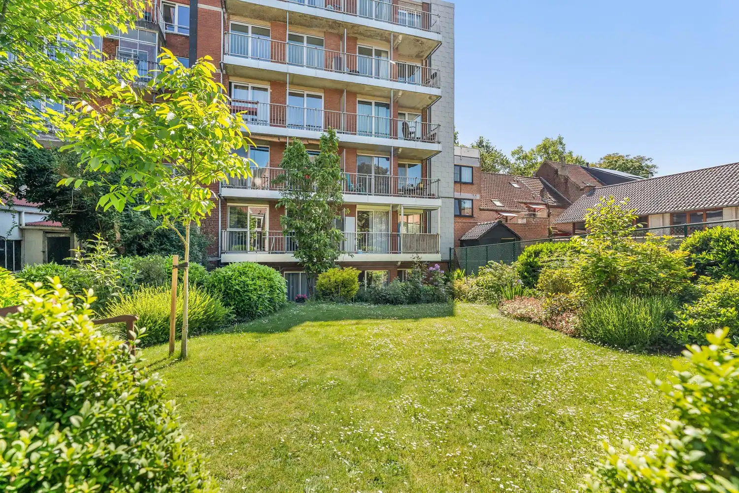 Goed gelegen, lichtrijk en energiezuinig appartement met 2 slaapkamers, een terras en een gemeenschappelijke tuin tegenover de botanische tuin en nabij het UZ Gasthuisberg te centrum Leuven! foto 4