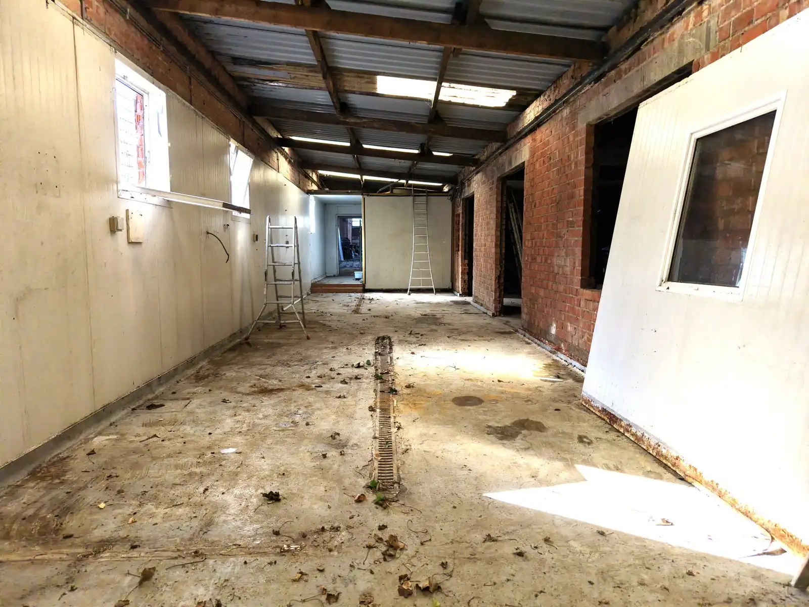 Ruime opslagplaats van  ca. 1.100m². foto 10