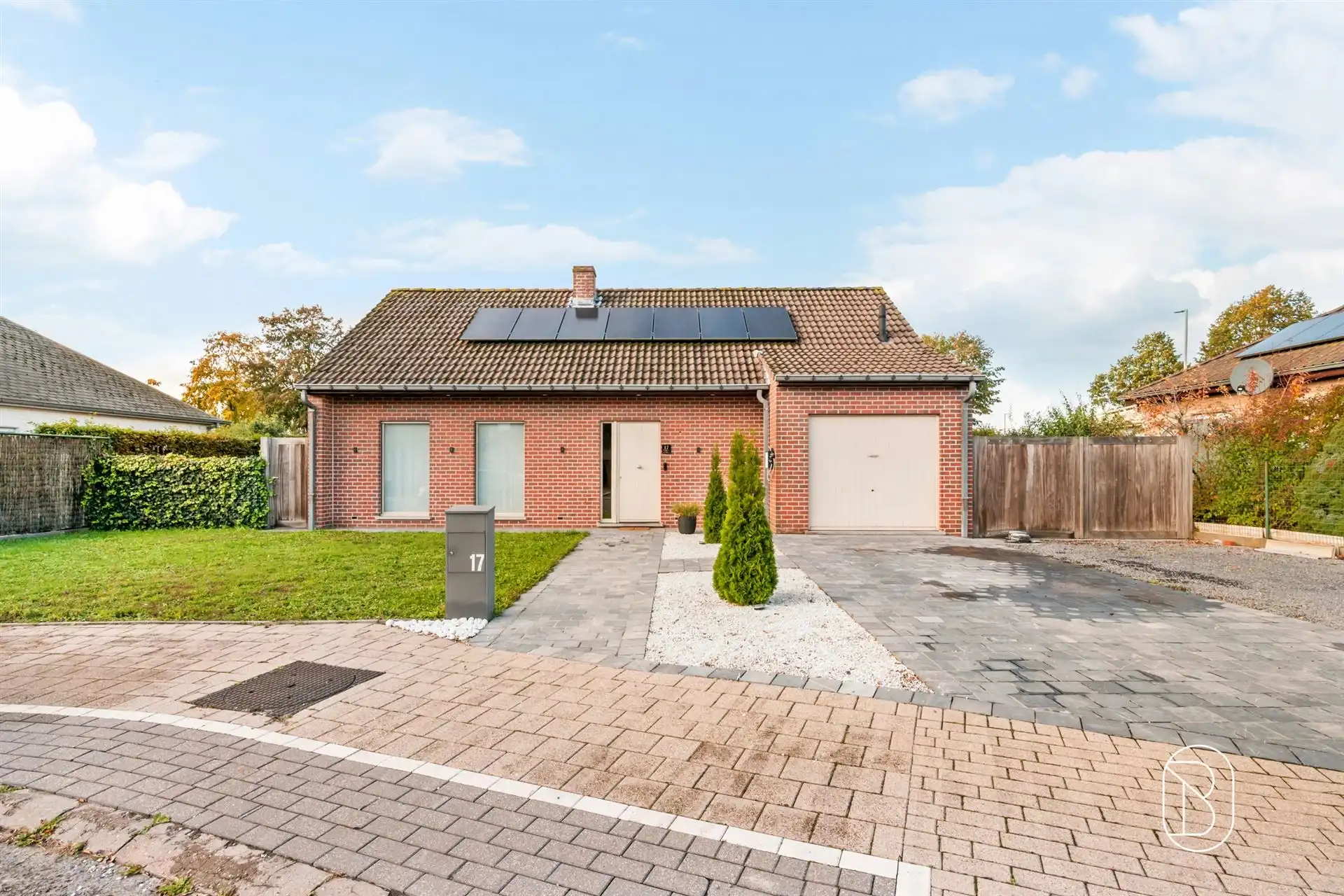 Ruime alleenstaande woning met 3 SLK, garage en mooie tuin foto 3