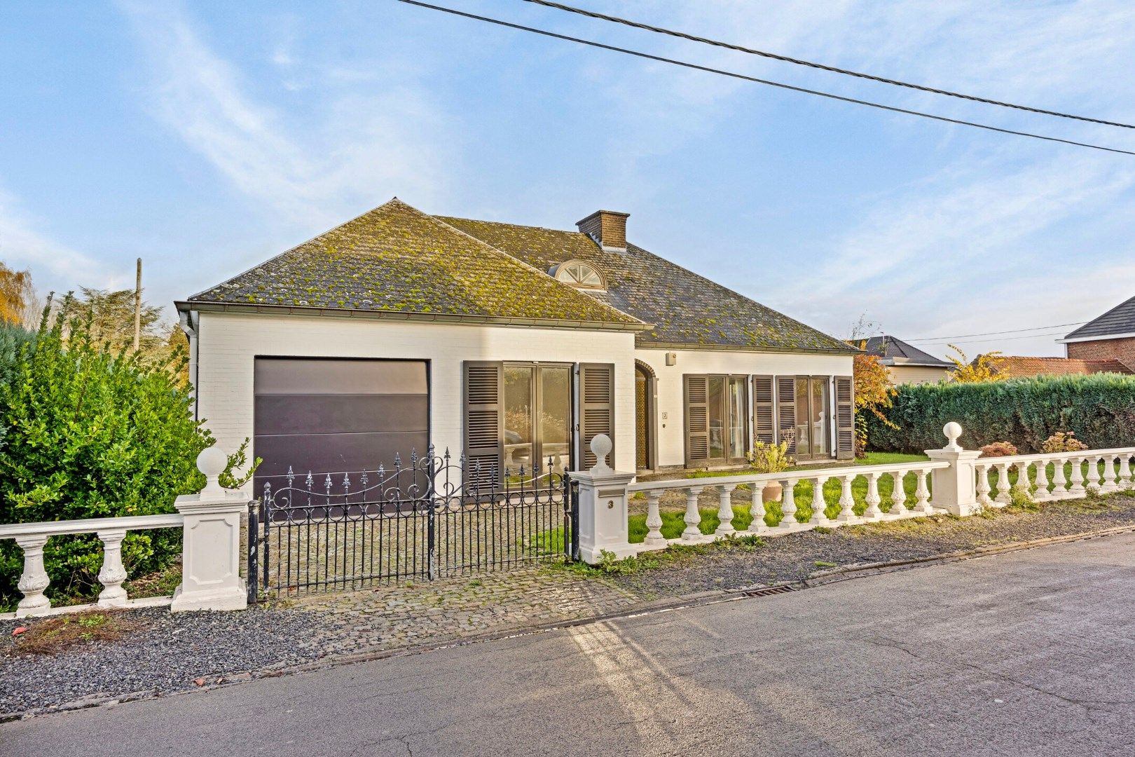 Te renoveren vrijstaande woning met 4 slpks, garage en tuin foto 2