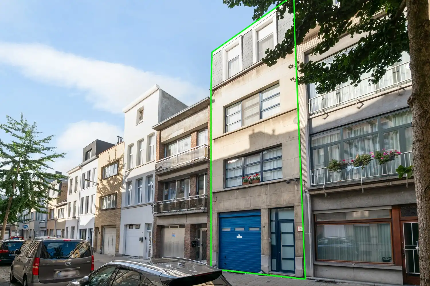 Ruime stadswoning met 4-5 slaapkamers, garage, sauna en buitenruimte! foto {{pictureIndex}}