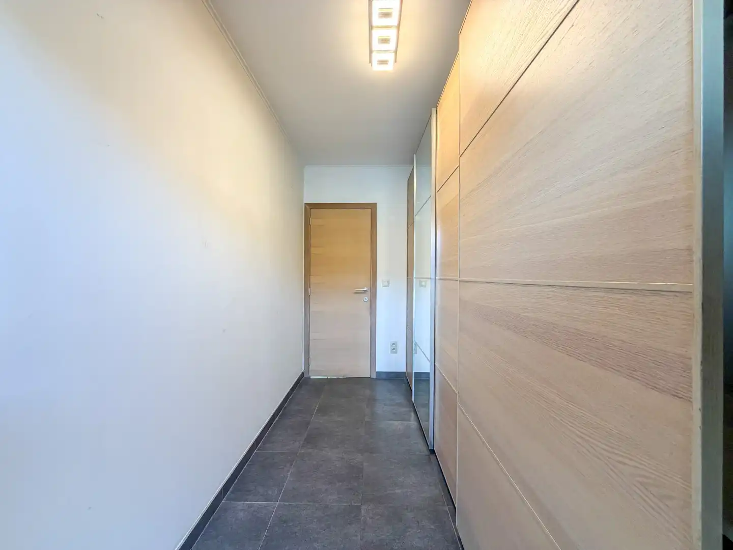 Lichtrijk gelijkvloers appartement met 2 slpk, garage en autostandplaats foto 17