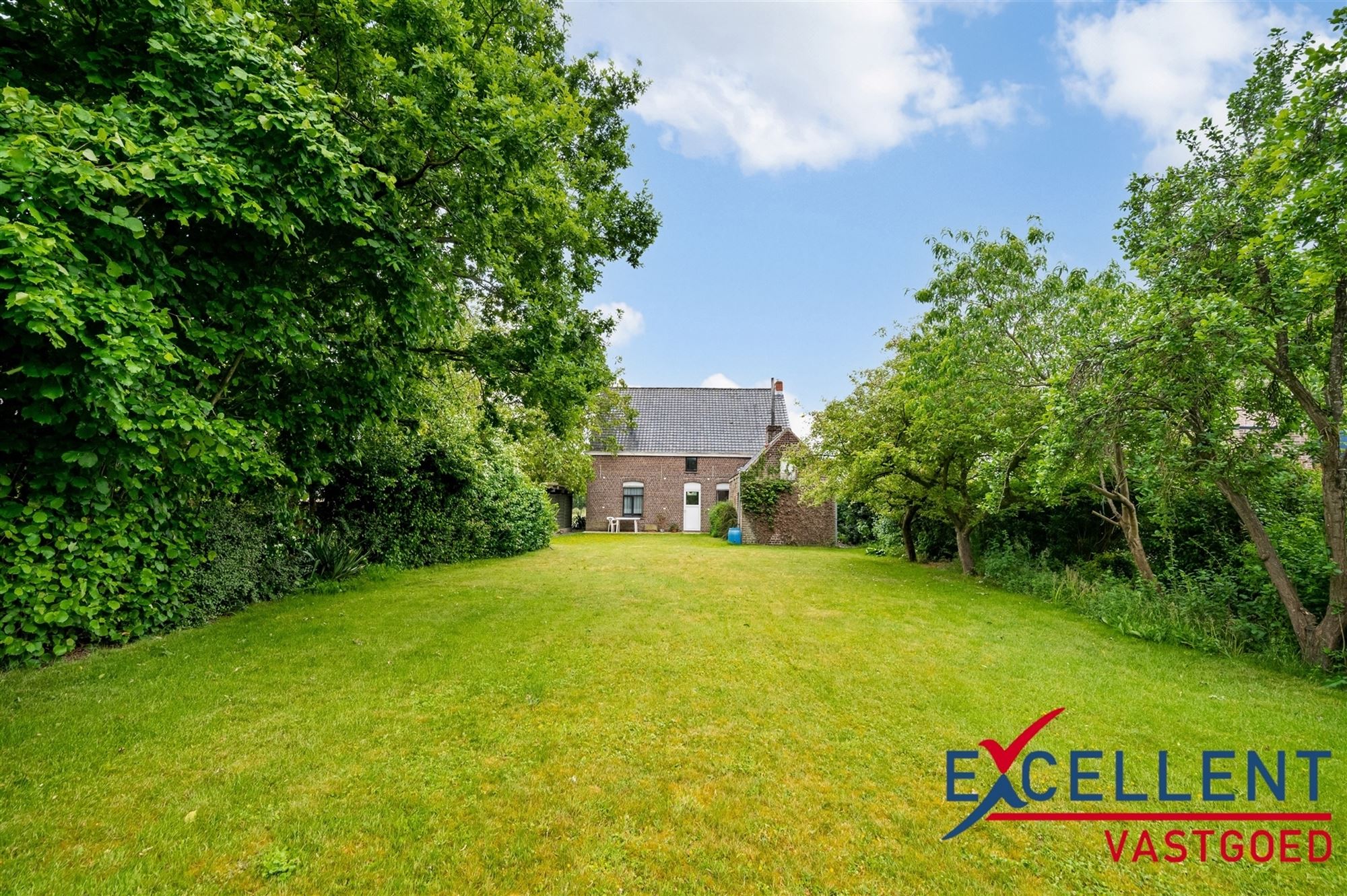 Te renoveren woning met prachtige tuin te koop foto 3