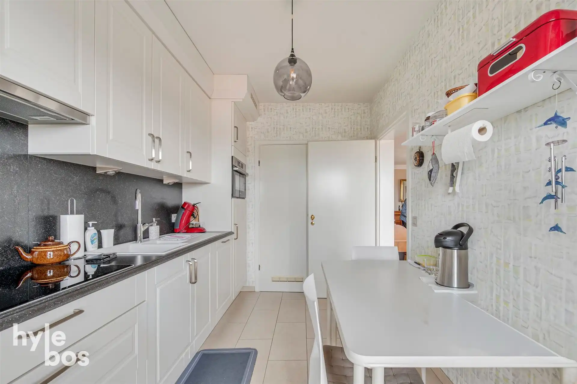 Appartement met veel lichtinval, ruime leefruimte en garagebox foto 13