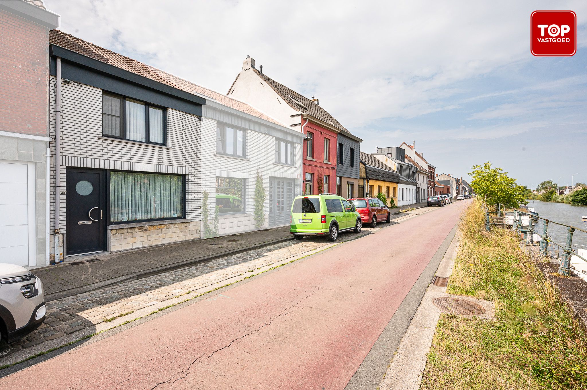 Te renoveren woning gelegen aan de Trekweg in Mariakerke  foto {{pictureIndex}}