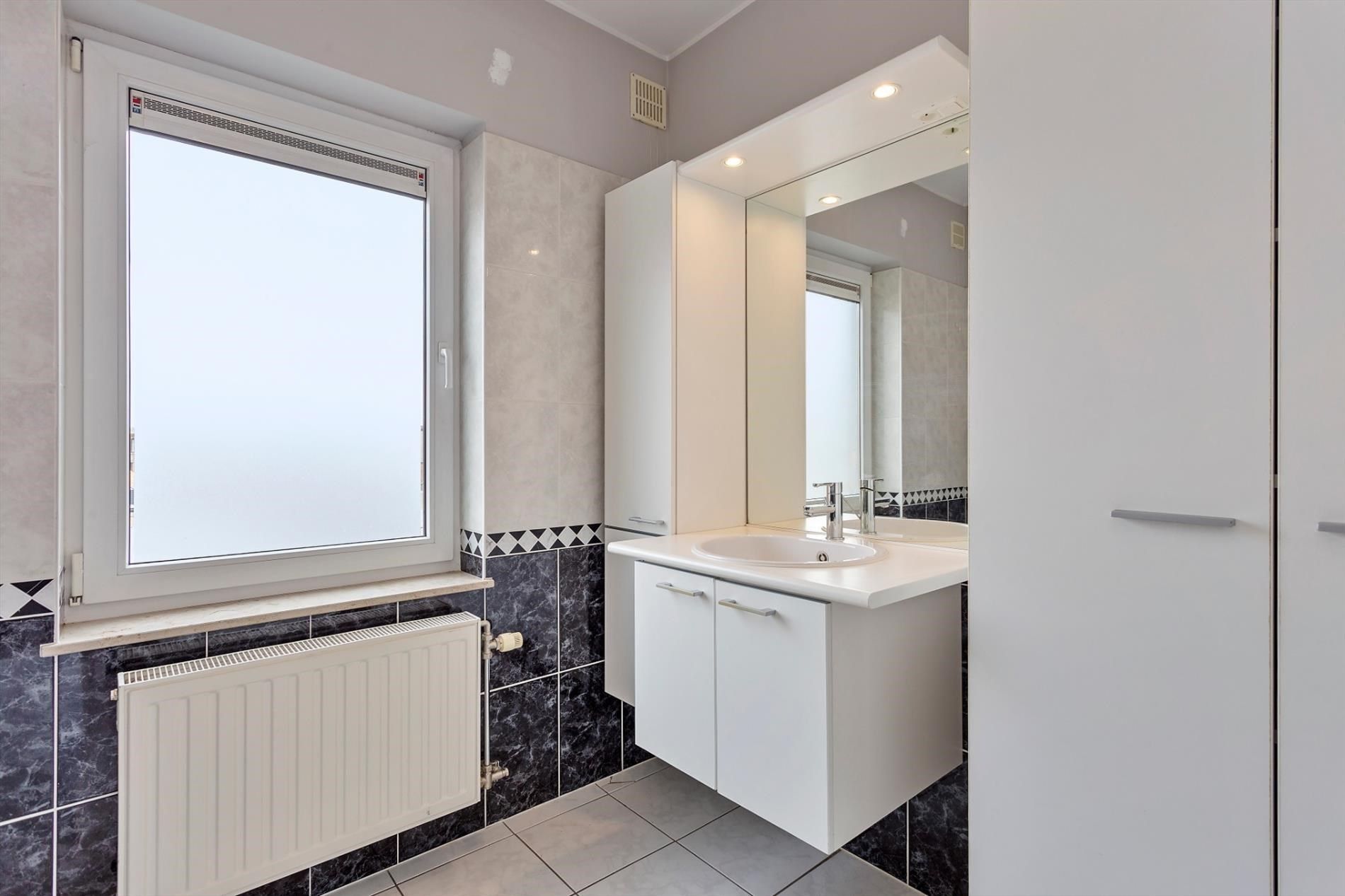 Aangenaam en luchtig appartement met 1 slaapkamer, terras & autostandplaats in ondergrondse garage in hartje Hoeselt foto 17