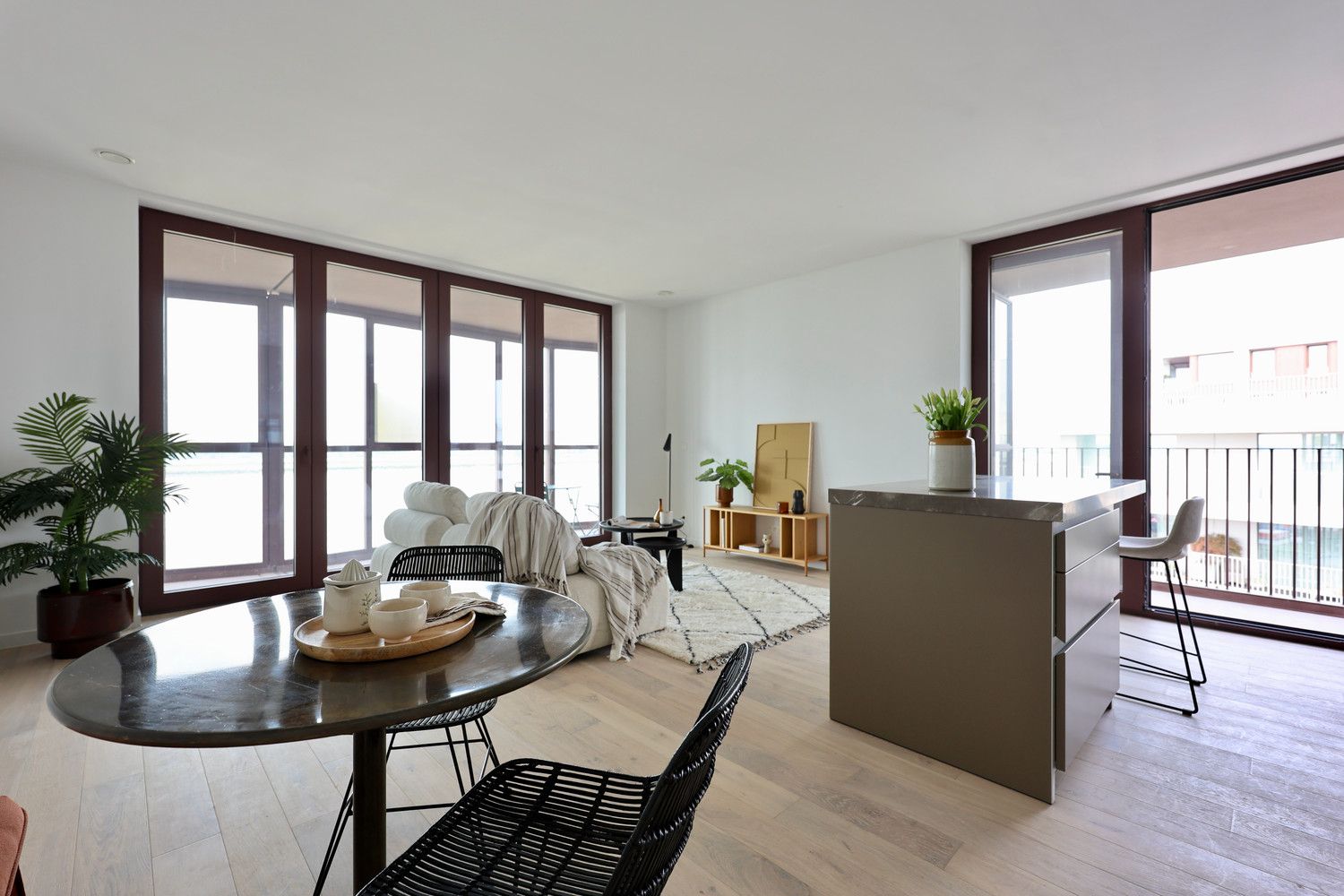 Luxe-appartement met frontaal Scheldezicht met heerlijk terras (30m²) op Nieuw Zuid incl ondergrondse parking en kelderberging foto {{pictureIndex}}