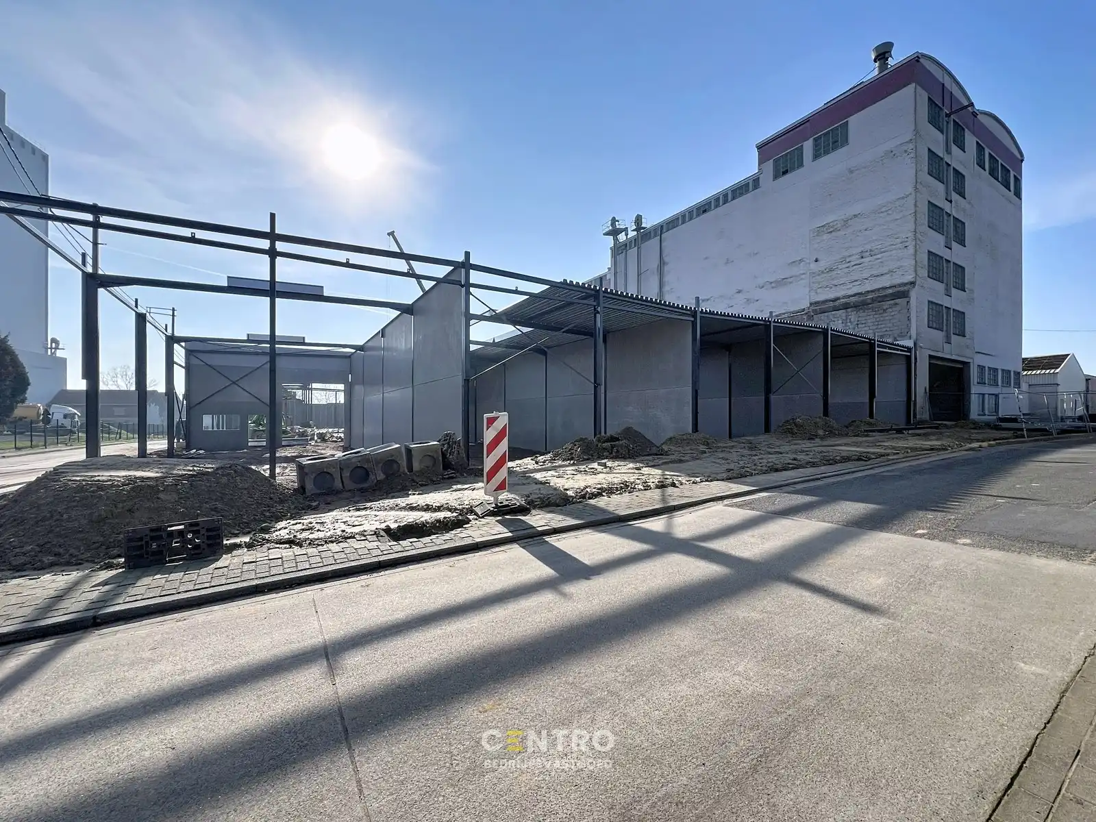 Nieuwbouw KMO-units van 223m² TE HUUR (VH van 7m, 2 parkings, aparte loopdeur en raam), te Kerkhove (Avelgem). foto 8