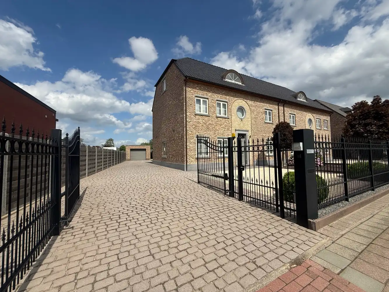 TE HUUR : PRACHTIGE WONING MET 5 SLAAPKAMERS EN 2 BADKAMERS foto 4
