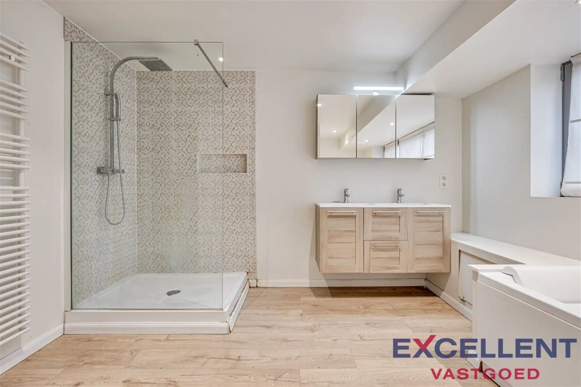 INSTAPKLARE WONING MET STADSTUIN TE RONSE foto 7