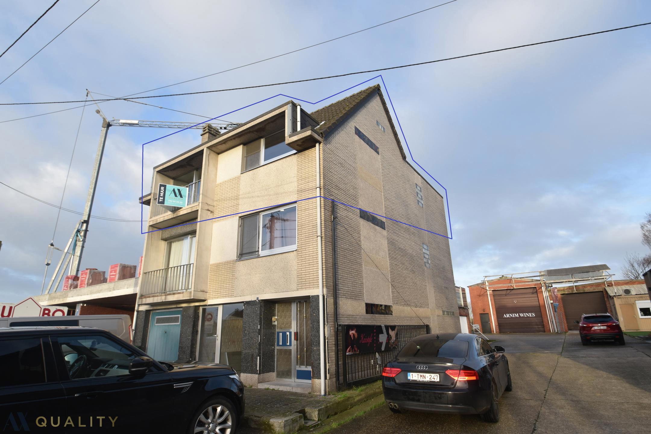Hoofdfoto van de publicatie: Gerenoveerd 2-slaapkamerappartement met terras (6,5 m²) en balkon,  bergzolder, autostaanplaats en private berging 6,5 m² en 16 m²