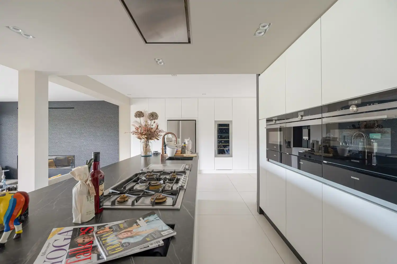 Exclusieve recente villa met verwarmd zwembad, vier garages en inclusief bouwgrond van 10a in een groene omgeving foto 14