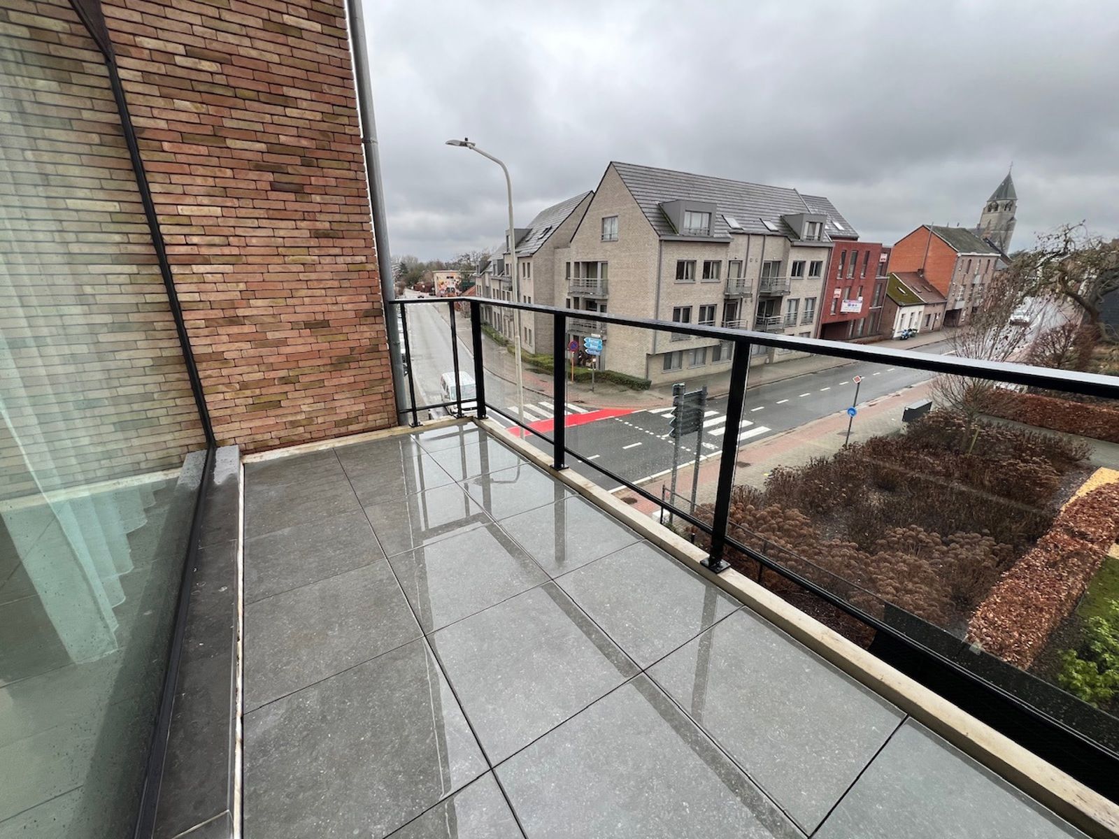 Recent dakapp met 2slpk, terras en parking foto 7