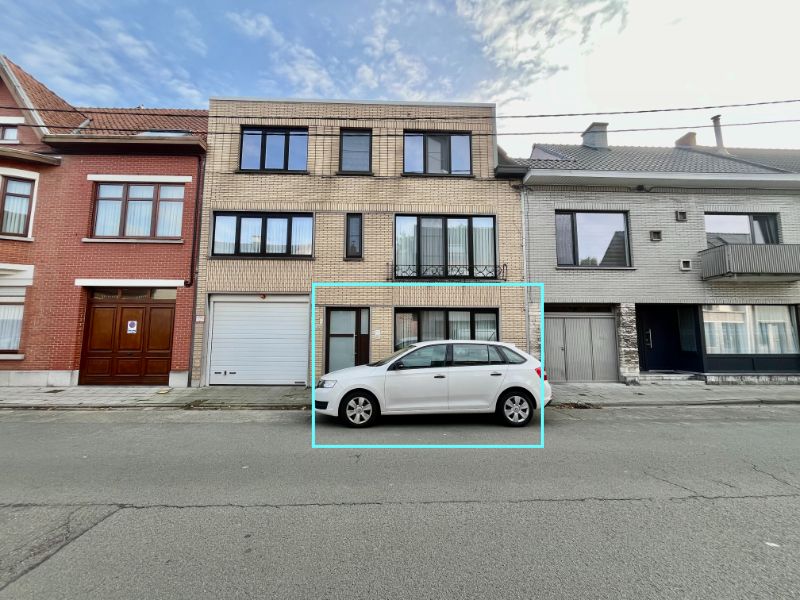 GELIJKVLOERSAPPARTEMENT MET TWEE SLAAPKAMERS EN GARAGE foto {{pictureIndex}}