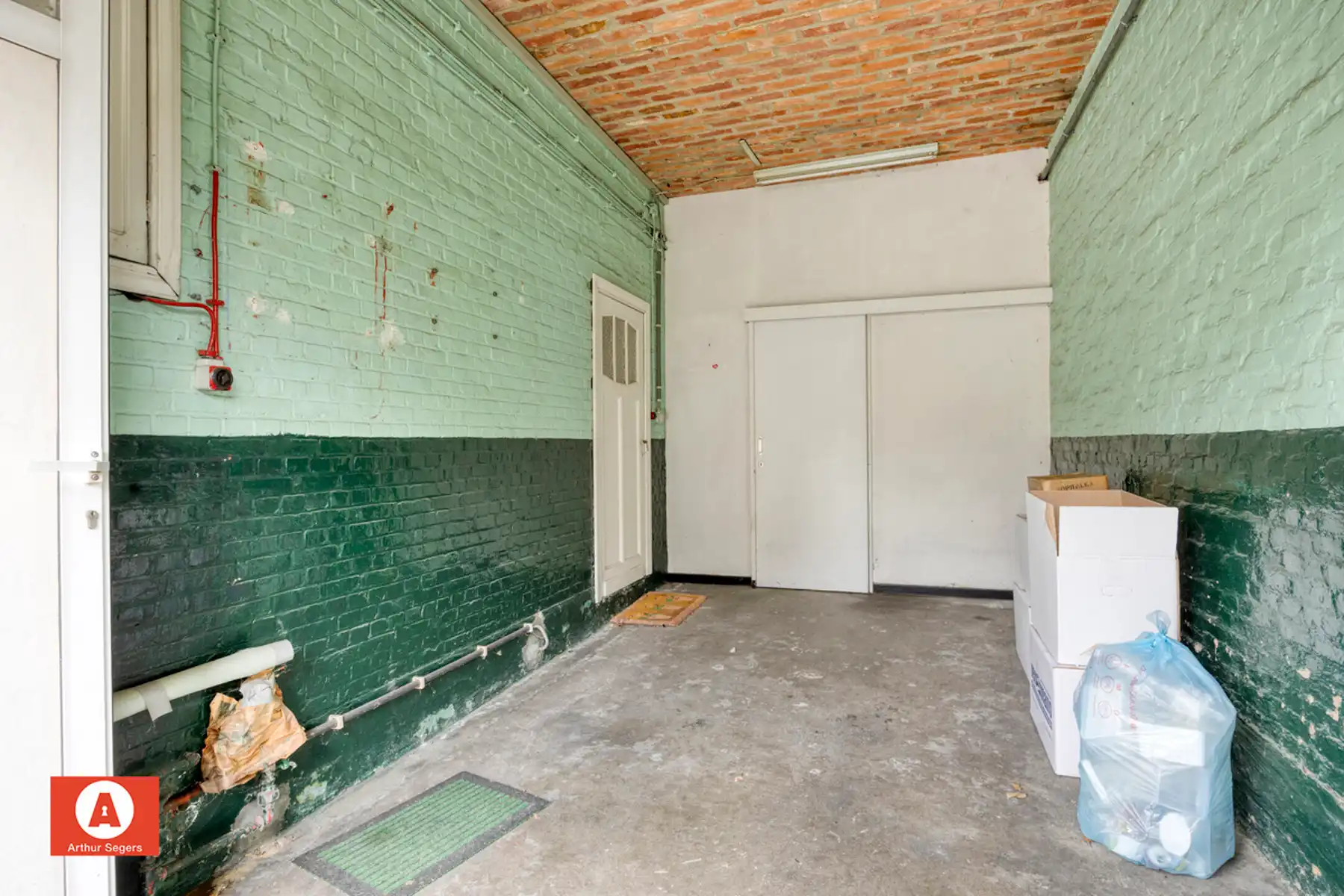 Ruime te renoveren woning met 4 slaapkamers foto 21