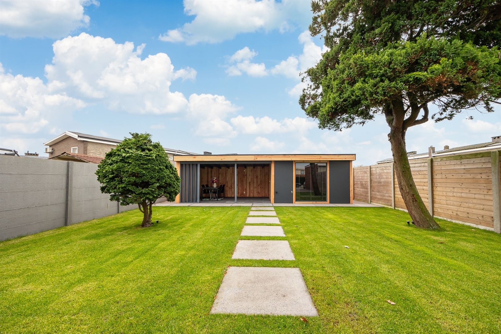 Volledig gerenoveerde woning met prachtige tuin en bijhuis foto 2