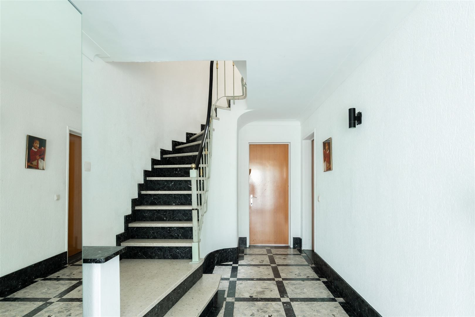 Twee ruime appartementen of één royale gezinswoning op centrale locatie foto 2