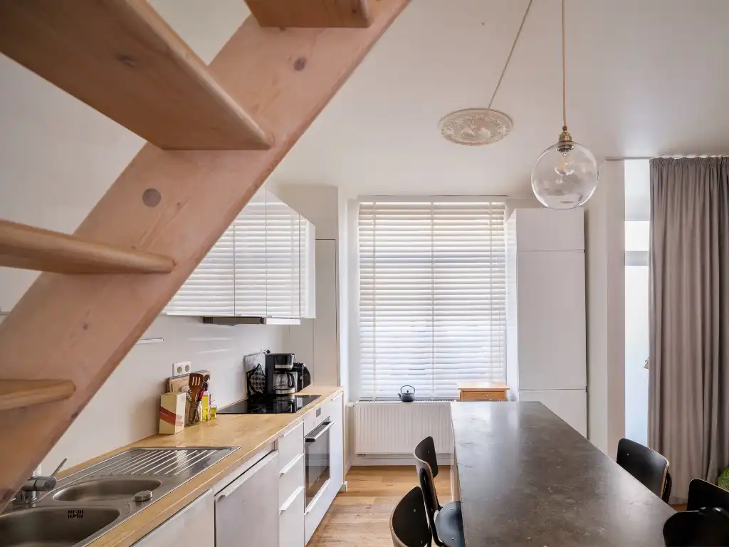 Lichtrijke stadswoning met 3 slaapkamers en buitenruimte, gelegen in een rustige straat op korte afstand van het centrum van Gent. foto 2