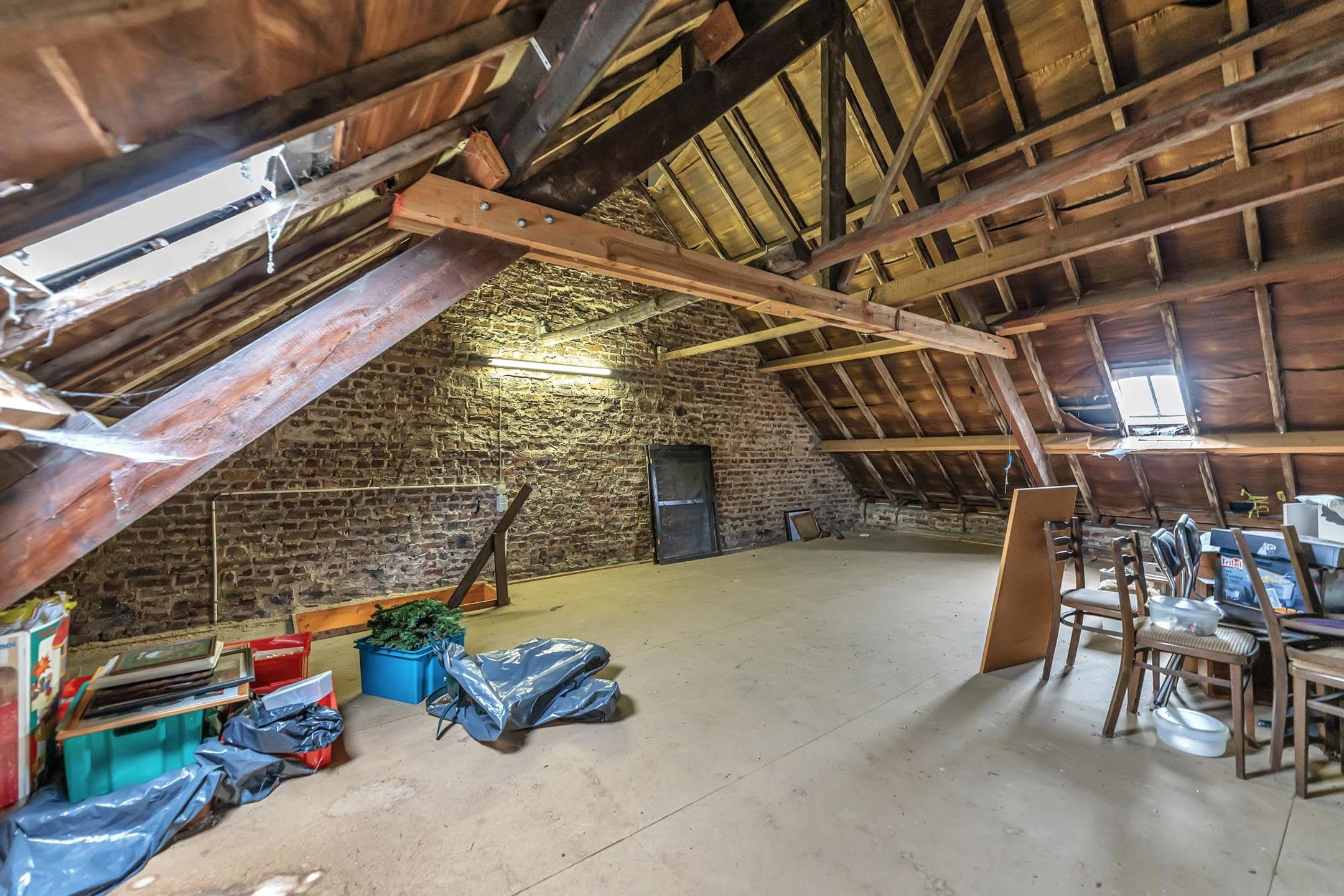 Ruime te renoveren woning met garage en veel potentieel foto 18