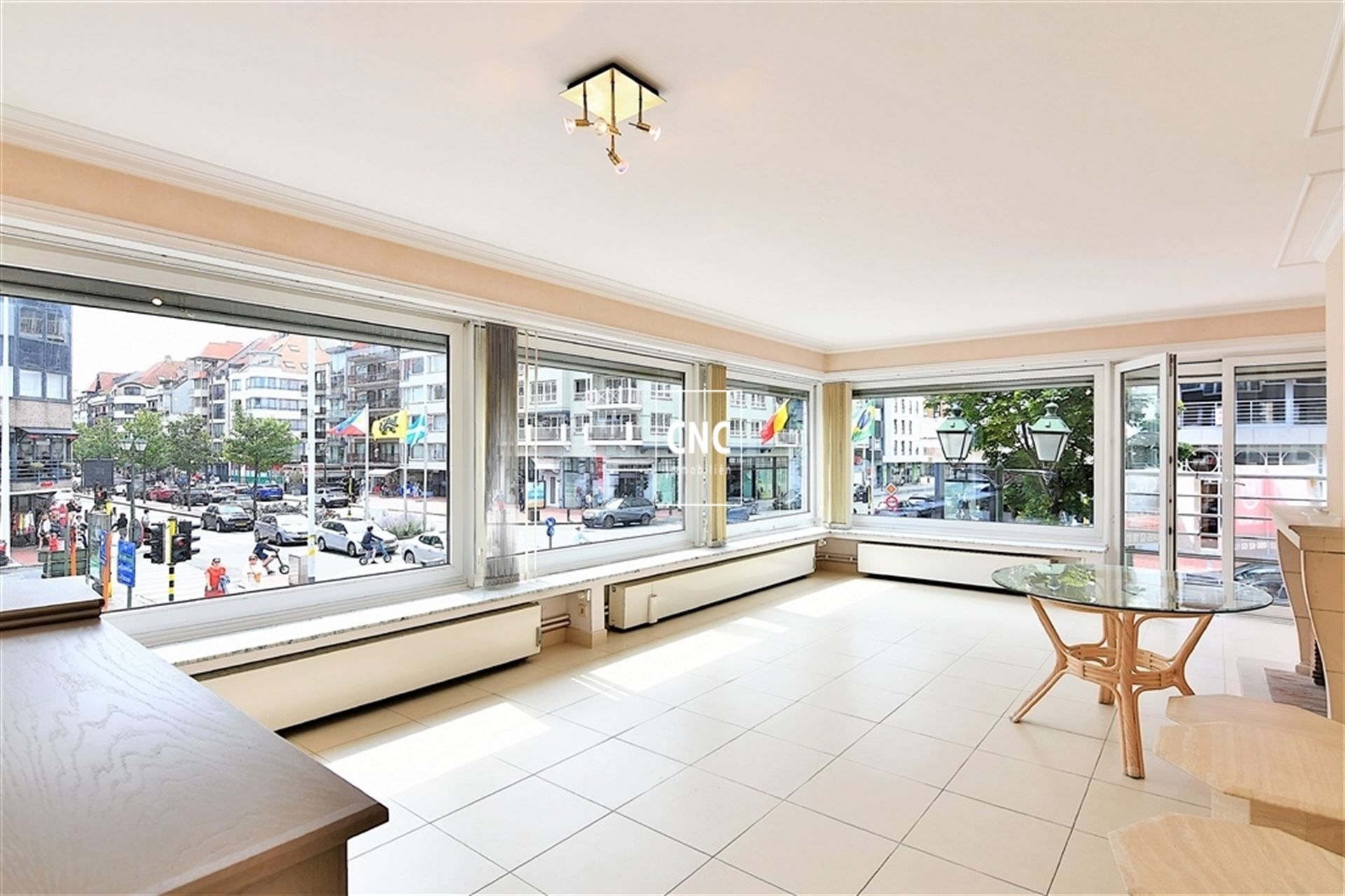 Zonnig hoekappartement op de Burgemeester Frans Desmidtplein foto {{pictureIndex}}