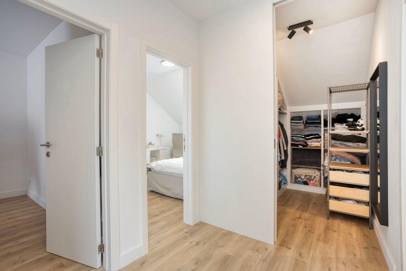Totaal gerenoveerde woonst met tuin en staanplaats foto 13