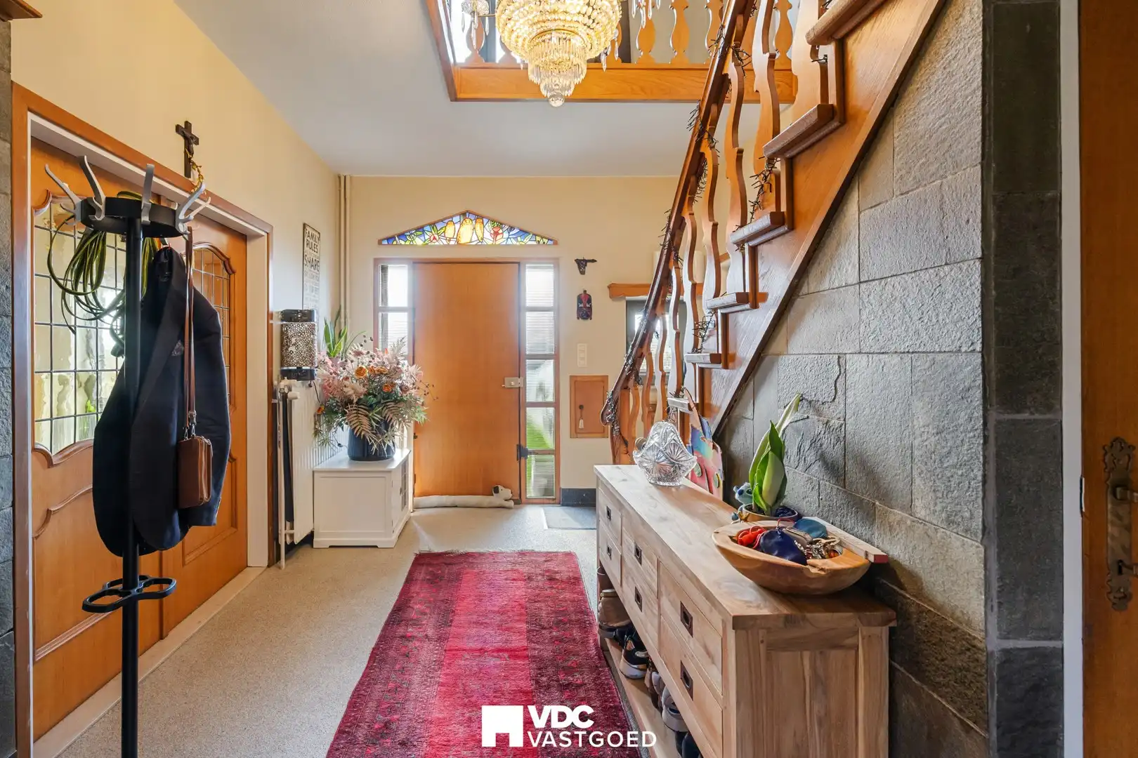 Ruime villa met praktijkruimte of extra woonruimte, zicht op bloesemweide en perceel van 1.745 m² foto 5