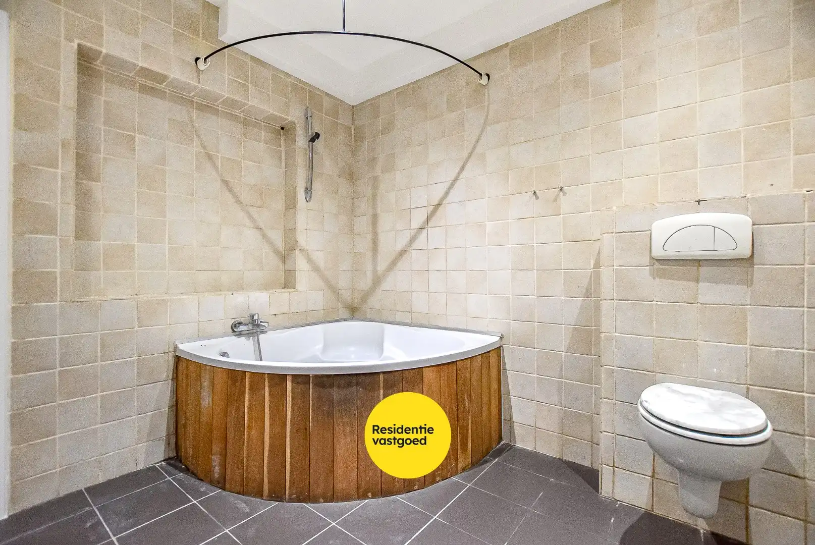 Gezellige halfopen woning met tuin en parking foto 16