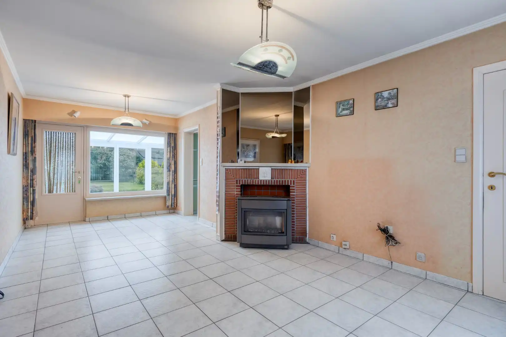 Te renoveren woning met 4 slaapkamers, garage en tuin op rustige ligging! foto 2