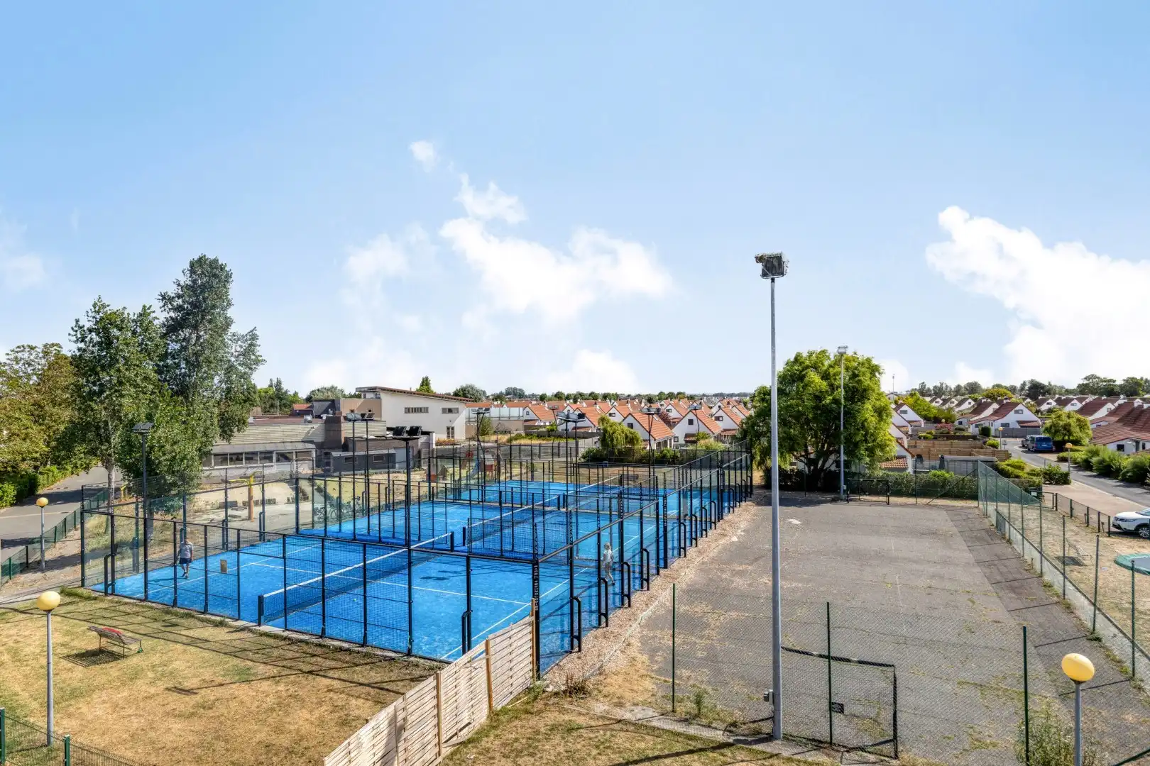 Unieke opportuniteit: horecazaak met 3 padelterreinen, terrassen en tuin te huur! foto {{pictureIndex}}