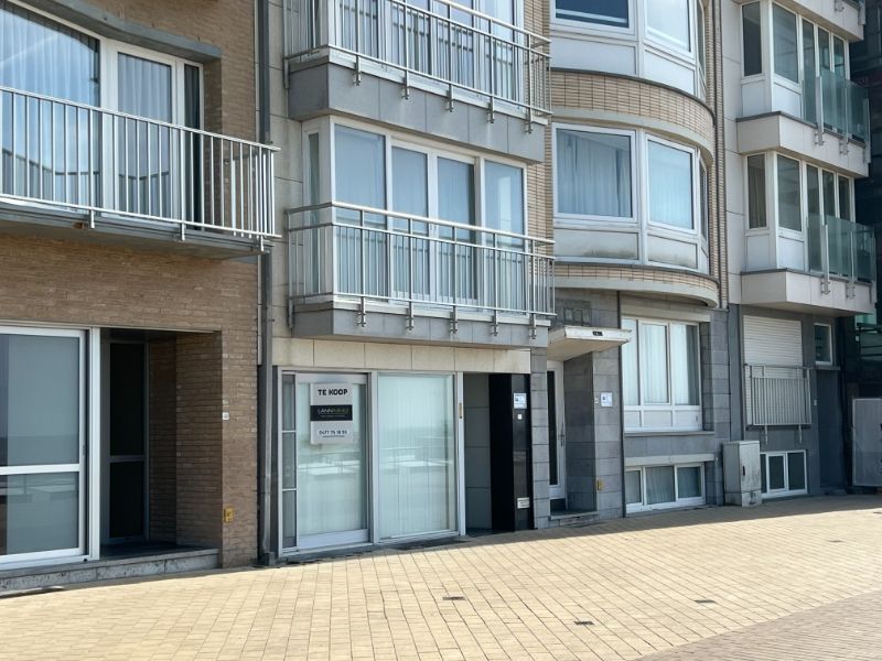 Hoofdfoto van de publicatie: Uitzonderlijk ruim (114m²) bemeubeld appartement met handelsfunctie op de Zeedijk te Middelkerke!