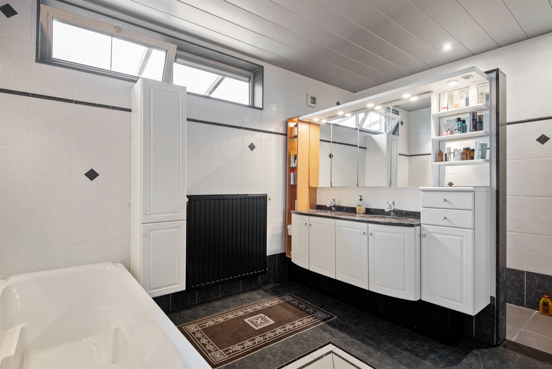 PERFECT ONDERHOUDEN WONING TE KOOP MET 4 SLPK foto 9