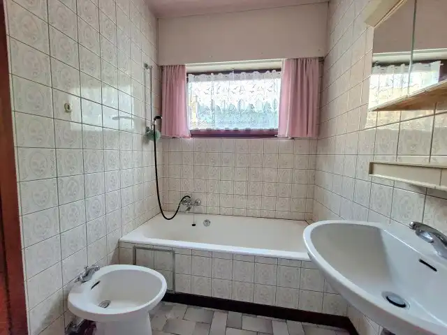 Ruime rijwoning met garage en tuin foto 7