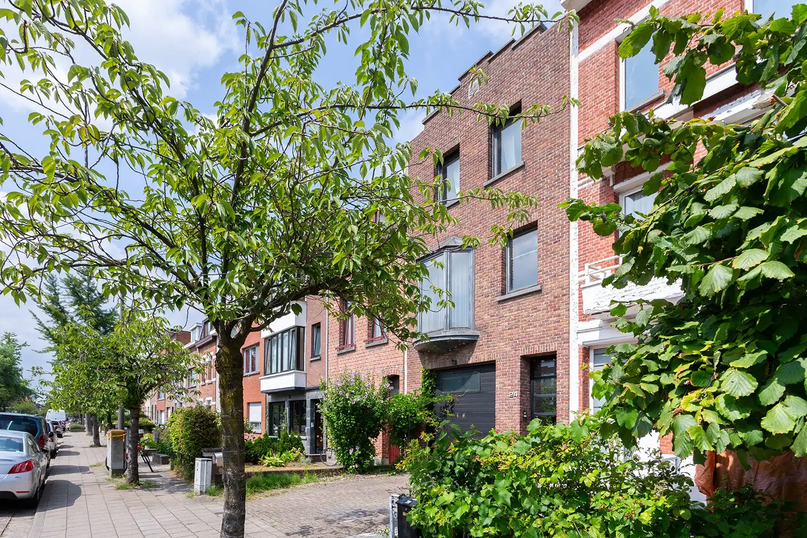 Lichtrijke bel-etagewoning met dubbele garage en ruime tuin foto 2
