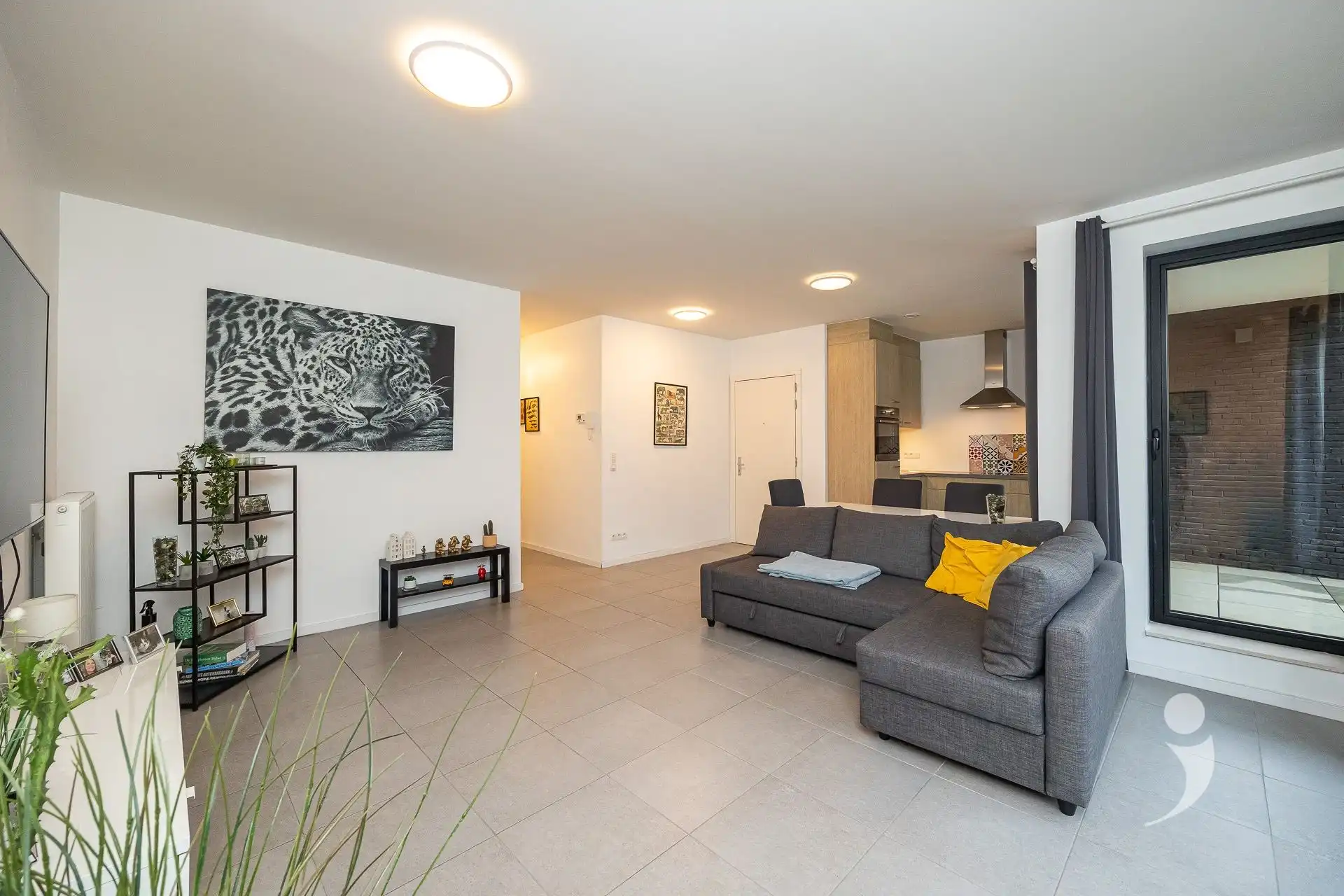 Appartement met 2 slaapkamers aan station foto {{pictureIndex}}