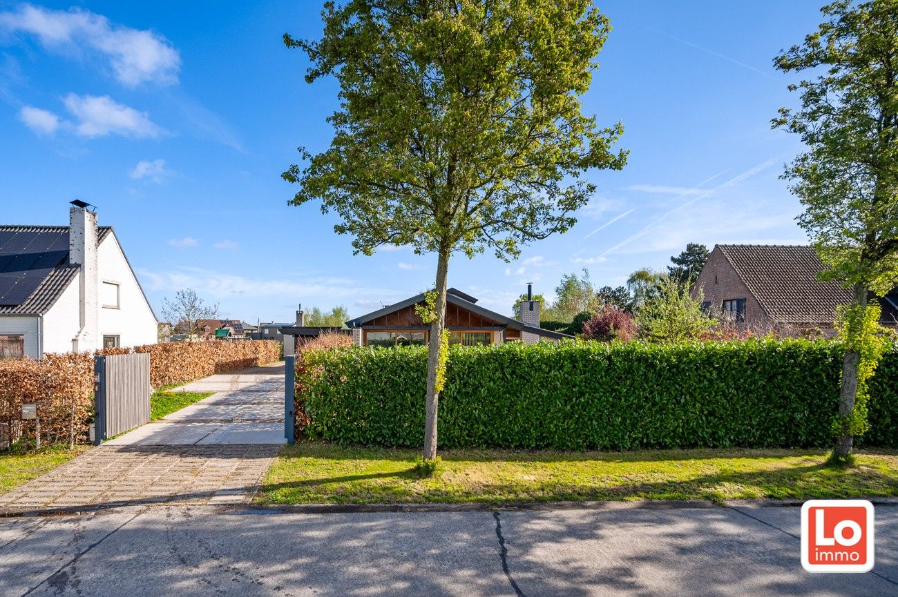 Ruime charmante open bebouwing met afzonderlijke garage en carport op een toplocatie in Lochristi. foto {{pictureIndex}}