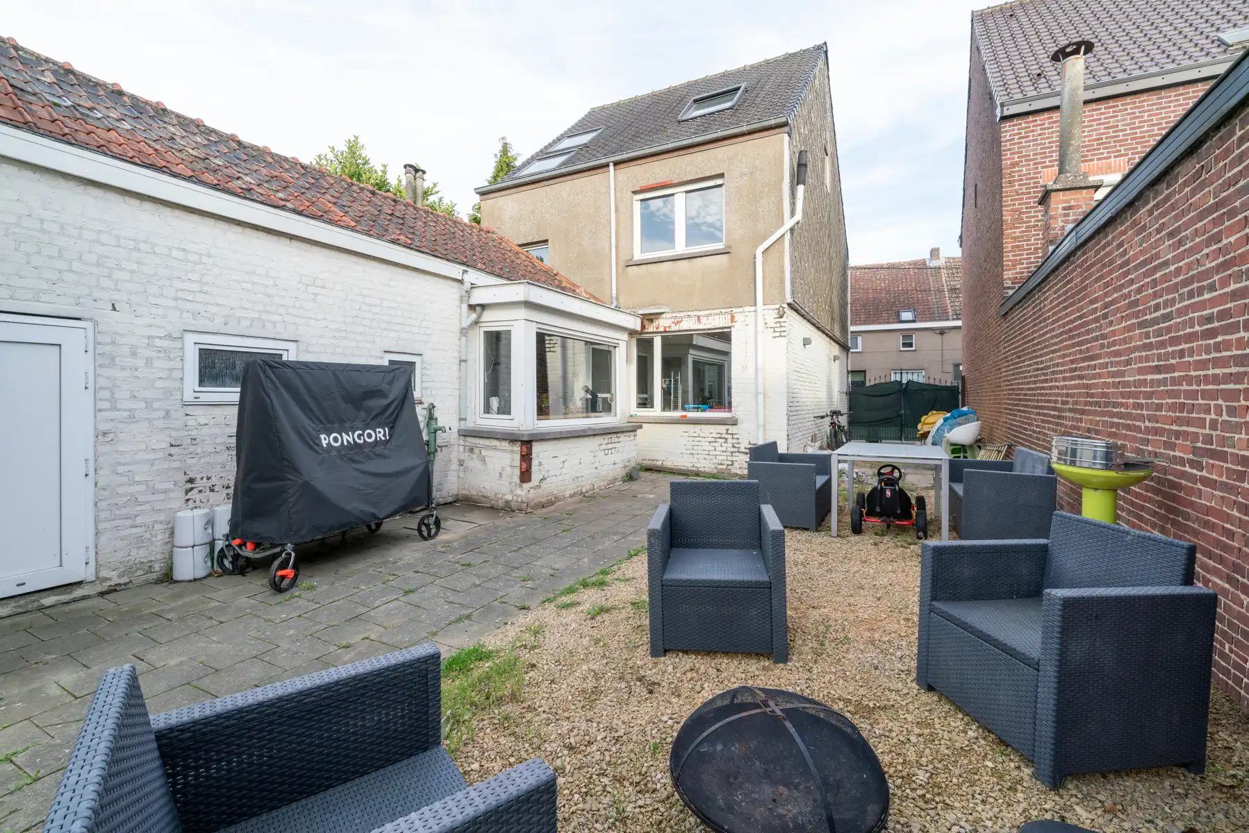 TE KOOP - deels gerenoveerde woning met 4 slaapkamers foto 17