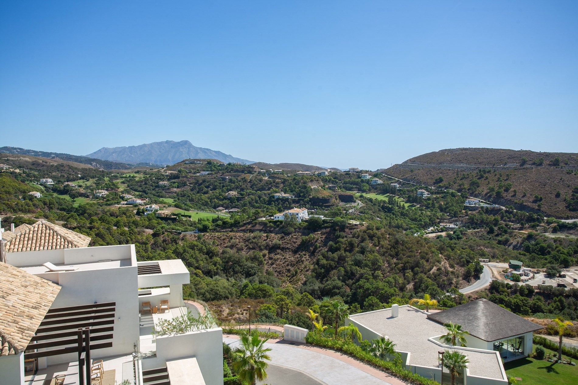 Marbella Club Hills - Prachtige instapklare penthouse met solarium, ruime woonkamer met volledig ingerichte keuken en biedt prachtig uitzicht op zee en het groe foto 20