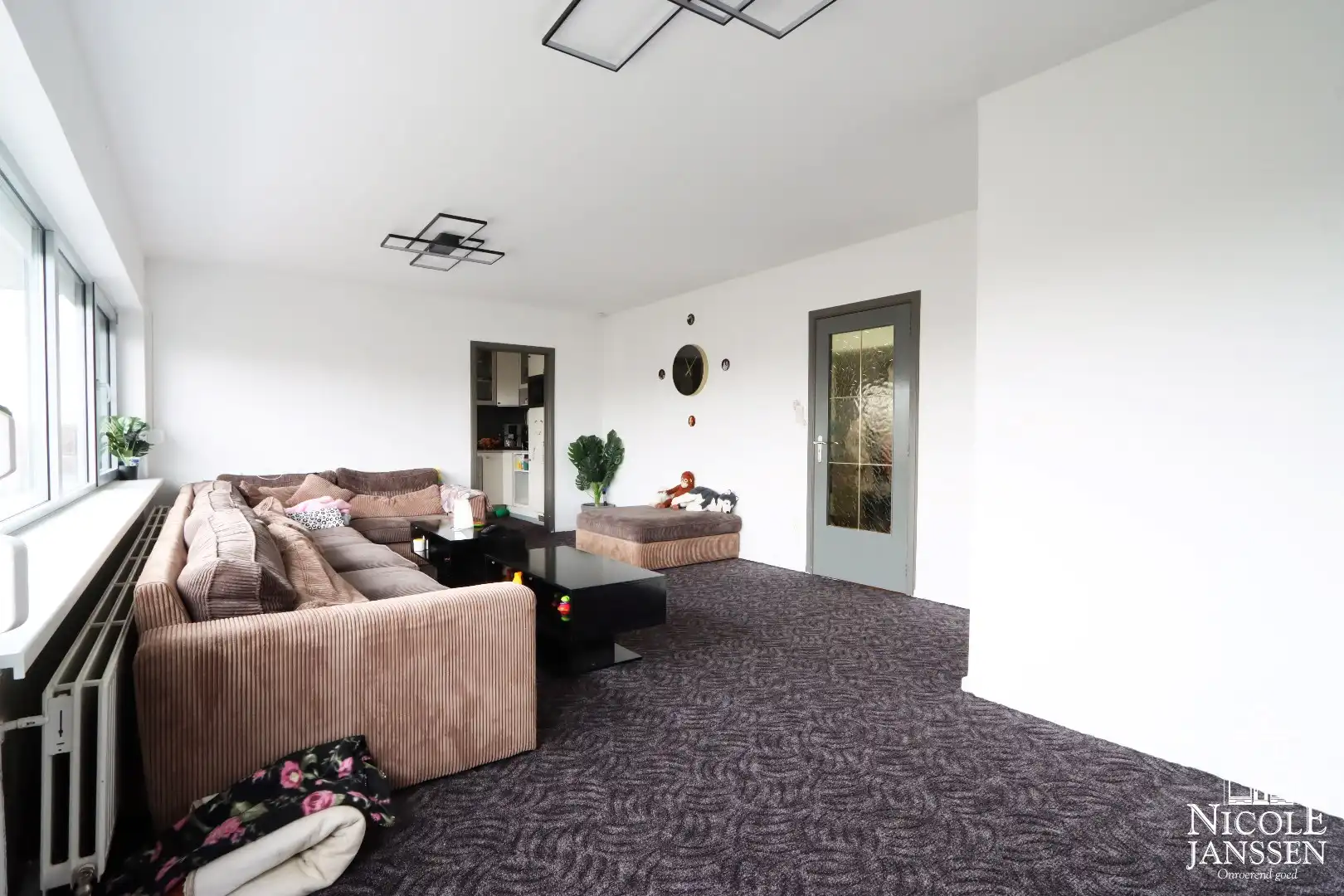 Ruim appartement met vier slaapkamers, garagebox en terras foto 4