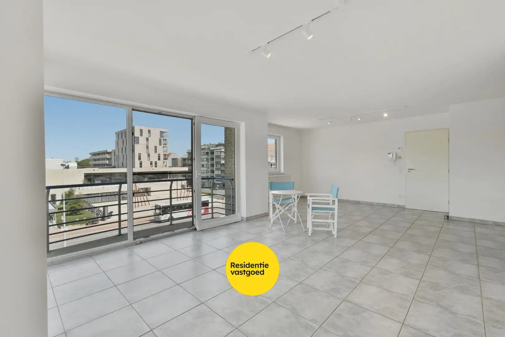 Lichtrijk twee slaapkamer appartement met terras te huur in Oostende!  foto 3