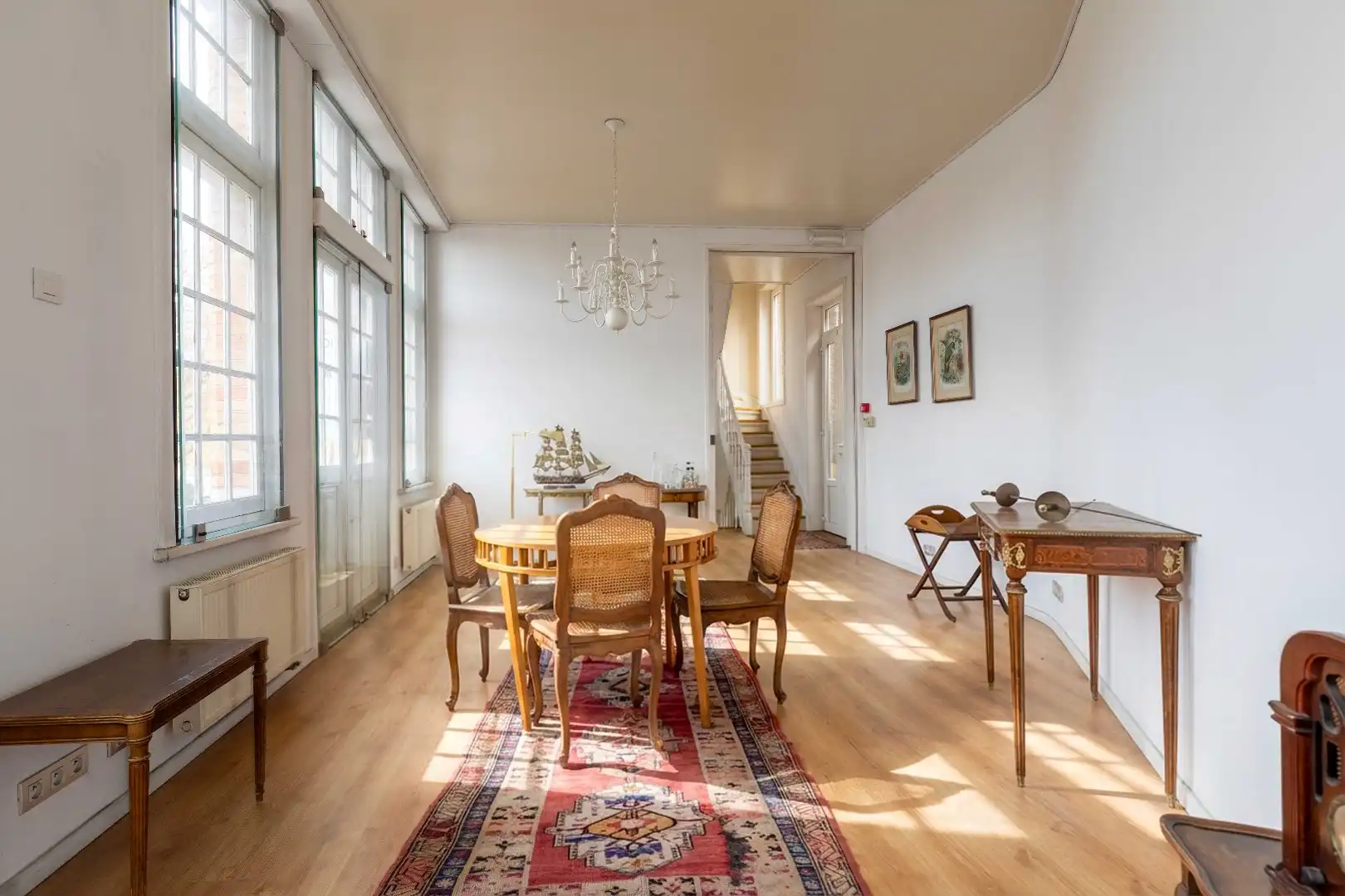 Iconisch neo-gotisch pand met uniek zicht op de Ezelpoort en het Stil Ende foto 14