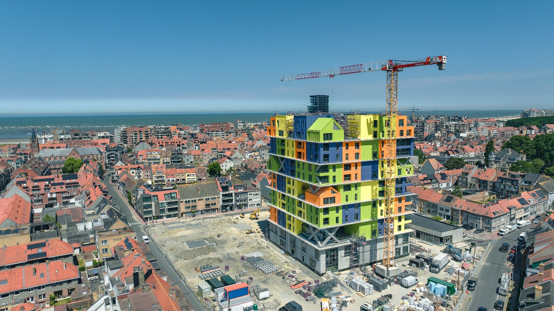 HOOST is een iconische toren met een expressief gevelontwerp op enkele honderden meters van de zee. foto 5