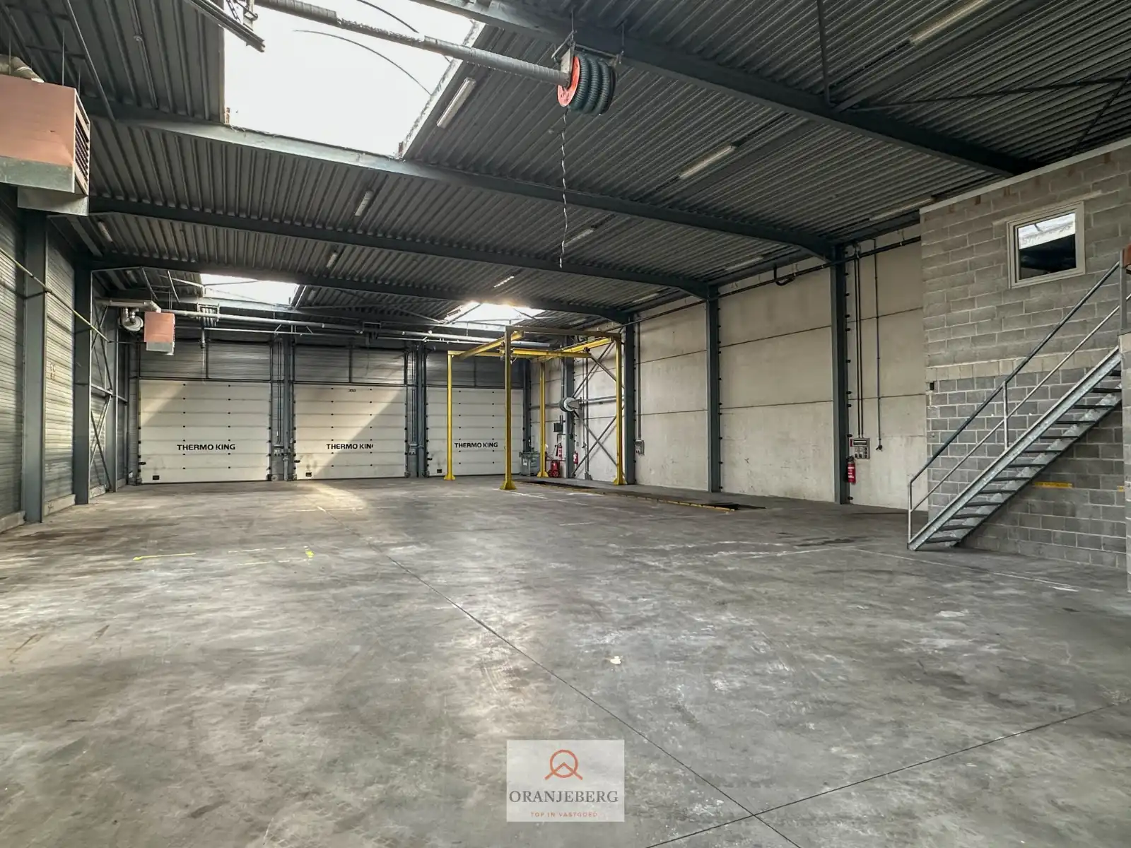 Groot hoekmagazijn (650m²) Te Huur met hoge bereikbaarheid vlakbij R4 foto 3