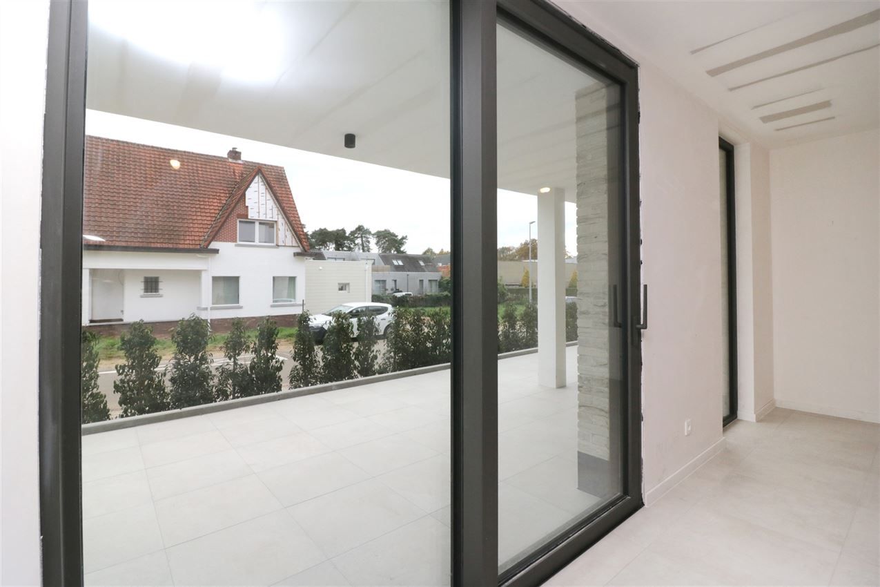 splinternieuw, gelijkvloers, ruim terras, 2 slpk foto 8